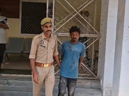 झांसी में शराब पिलाकर पत्नी की हत्या की:चकना बनाने के लिए कहा तो गाली देने लगी, सिर में हसिया मारकर छत से नीचे फेंका