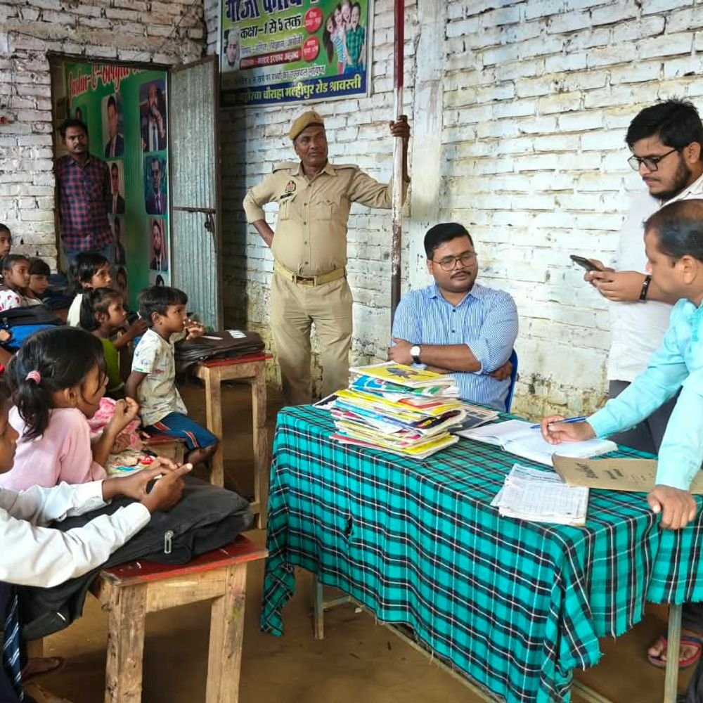 श्रावस्ती में पांच गैर मान्यता प्राप्त स्कूल-मदरसे बंद कराए:प्रशासन ने सख्त चलाया अभियान, गेट पर नोटिस चस्पा; दोबारा खुले तो होगी कार्रवाई