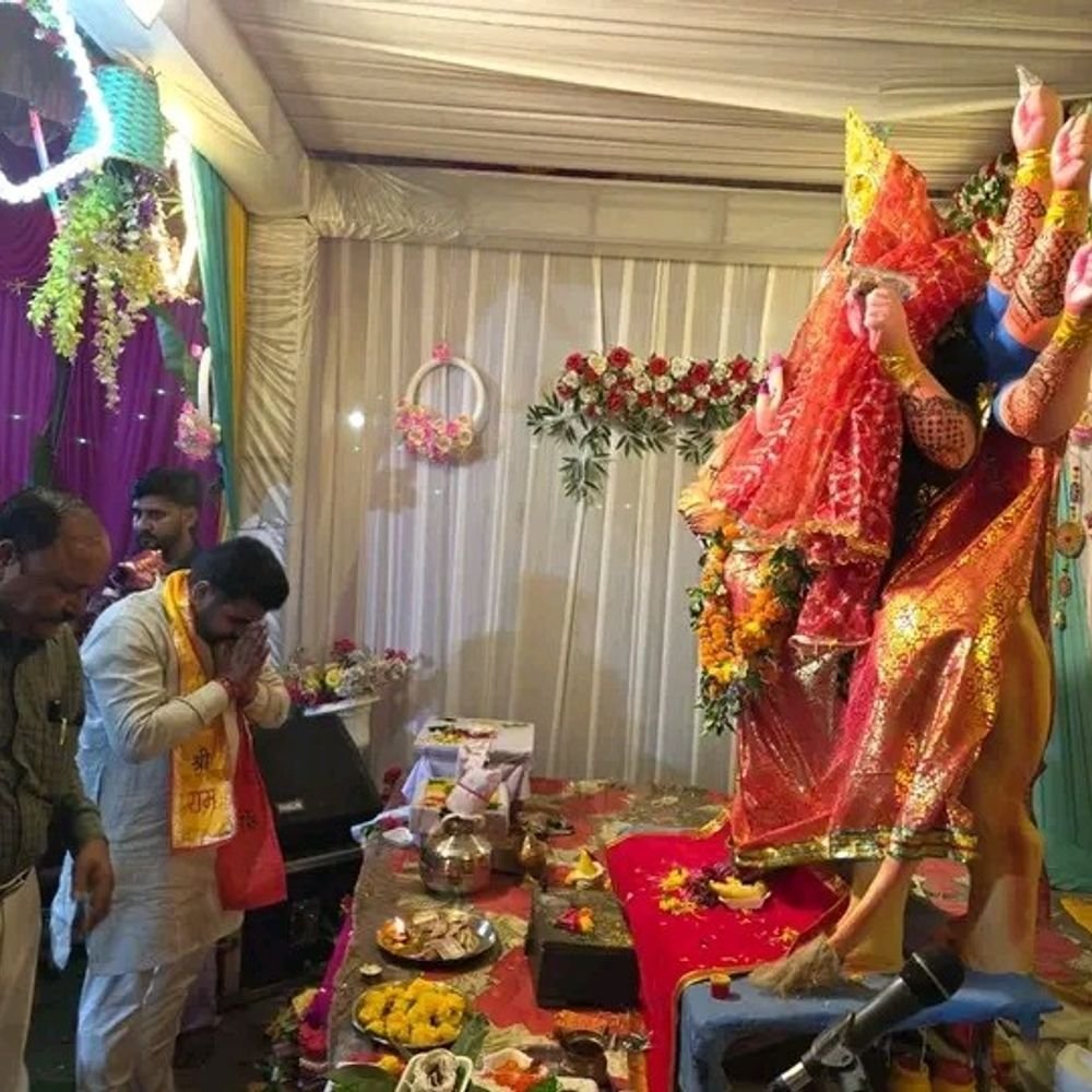 रसधान में सजा मां दुर्गा का पंडाल:माता रानी की आरती और पूजा-अर्चना कर भक्तों ने लिया आशीर्वाद