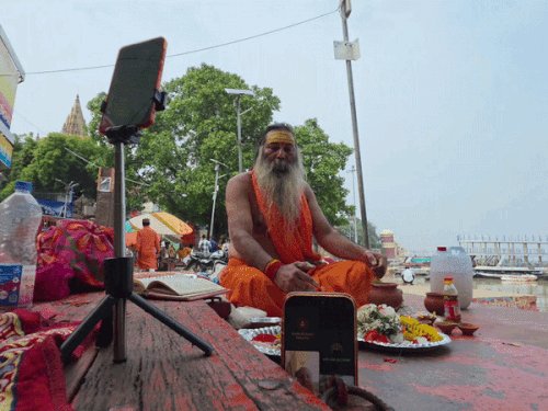 काशी से 300 विदेशी श्रद्धालुओं ने किया ऑनलाइन पिंडदान:मॉरीशस के स्वामी अरुणानंद गिरी महाराज ने कराया पूजन, राजदूत भी हुए शामिल
