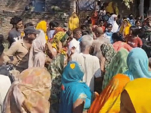 बिजनौर में बैटरी डाला ने बाइक सवार युवक को रौंदा:हादसे में इलेक्ट्रीशियन की मौत, गांव में 3 थानों की पुलिस पहुंची