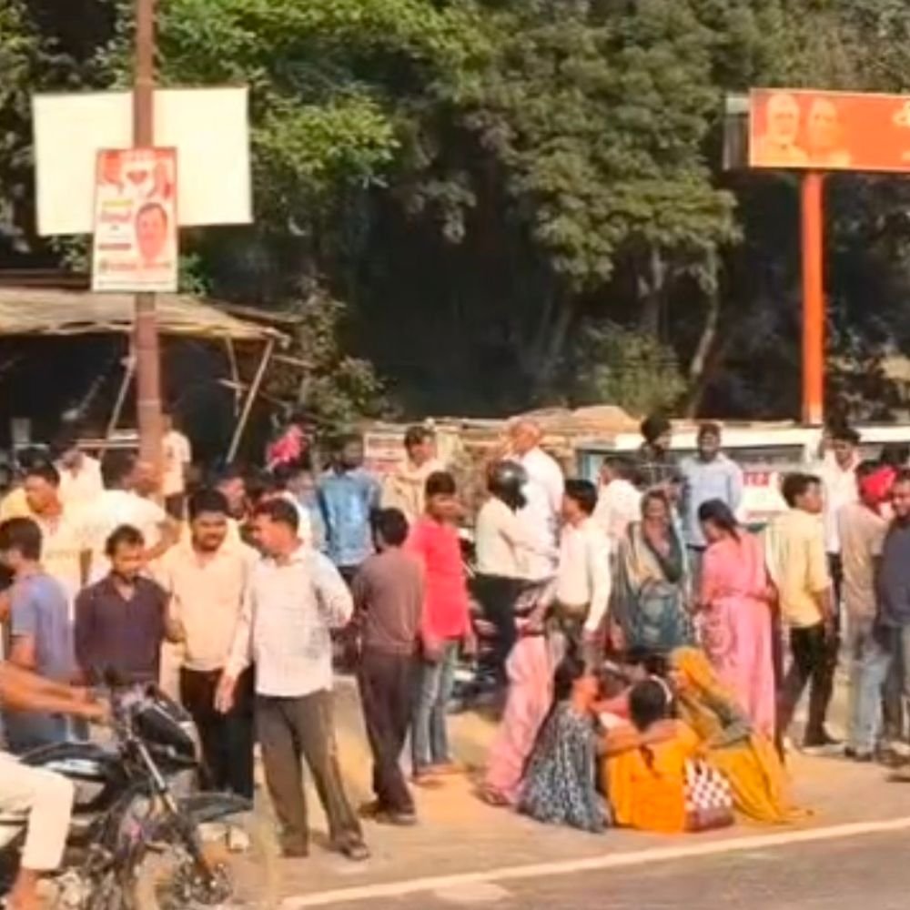 बस की टक्कर से मोपेड सवार की मौत:कानपुर देहात में साथी गंभीर घायल, चालक बस लेकर फरार