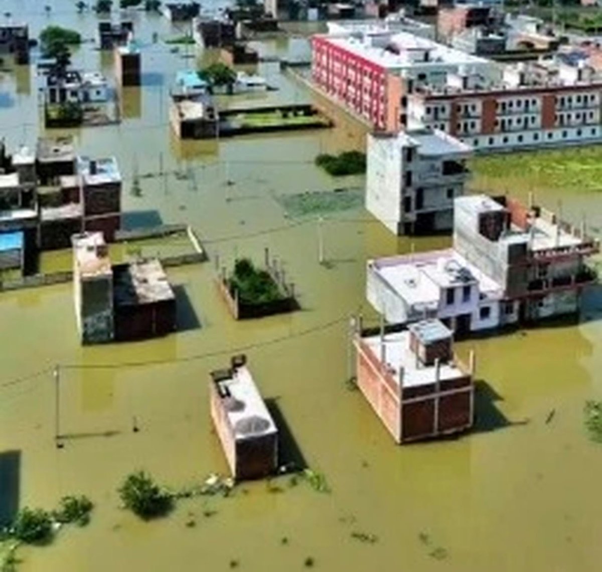 लखनऊ में बाढ़ जैसे हालात! गोमती उफान पर, फैजुल्लागंज में नाव से आवाजाही