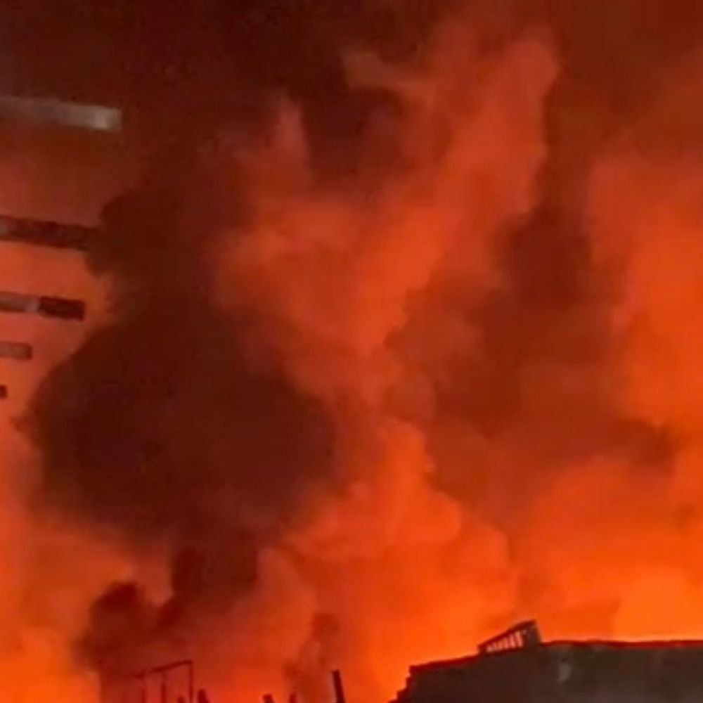 संभल में आधी रात कबाड़ गोदाम में लगी भीषण आग:डेढ़ किलोमीटर दूर तक दिखीं लपटें, एक घंटे बाद दमकल को दी सूचना