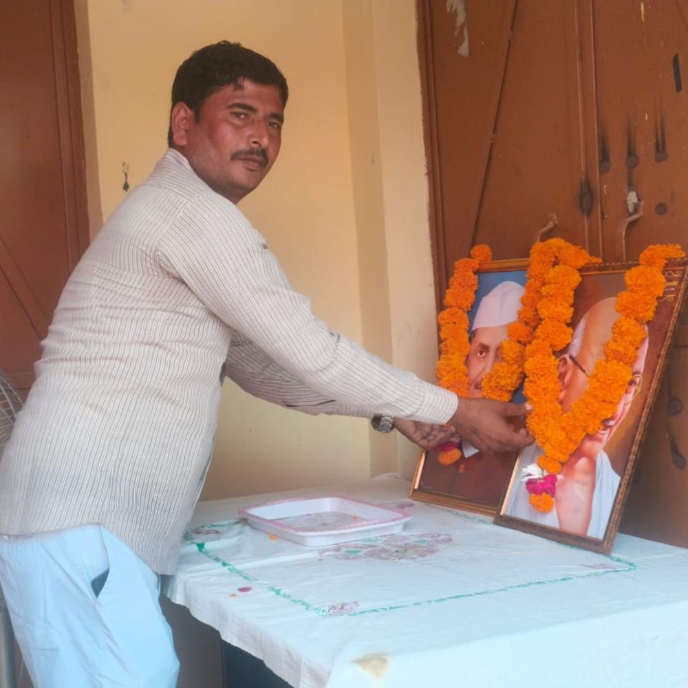 कोट रहा में गांधी-शास्त्री जयंती:ग्रामीणों ने महात्मा गांधी और लाल बहादुर शास्त्री को दी श्रद्धांजलि
