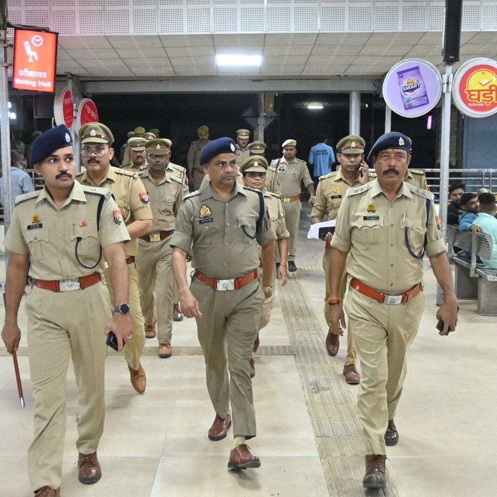 नवरात्रि को लेकर में जालौन एसपी ने किया पैदल मार्च:मंदिरों और बाजारों की सुरक्षा परखी, संदिग्ध गतिविधियों पर नजर रखने के निर्देश