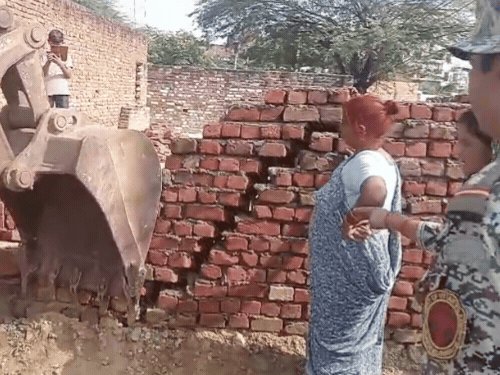नगर निगम की जमीन पर कब्जा, बुलडोजर से ढहाई दीवार:आगरा के बाबरपुर में किया अवैध निर्माण, महिलाओं ने किया विरोध