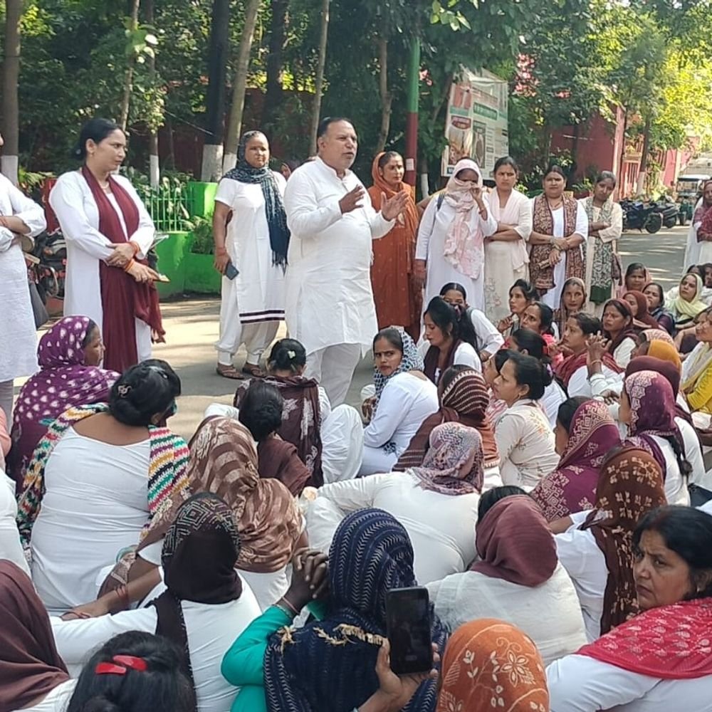 सहारनपुर में आशाओं का धरना छठे दिन भी जारी:30 हजार मानदेय और राज्य कर्मचारी का दर्जा देने की मांग