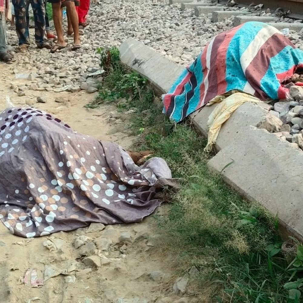 हापुड़ में कूड़ा डालने गई महिला की ट्रेन से मौत:देवनंदिनी हॉस्पिटल के पास गढ़ फाटक पर हुआ हादसा, पुलिस ने जांच शुरू की