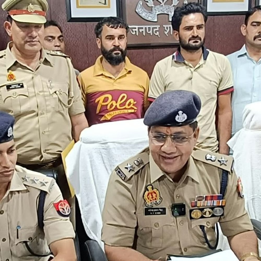 बाल कटवाने के विवाद में फायरिंग, दो आरोपी गिरफ्तार:कैराना के पावटीकलां में दो भाइयों पर चलाई थी गोली, तमंचे और कारतूस बरामद