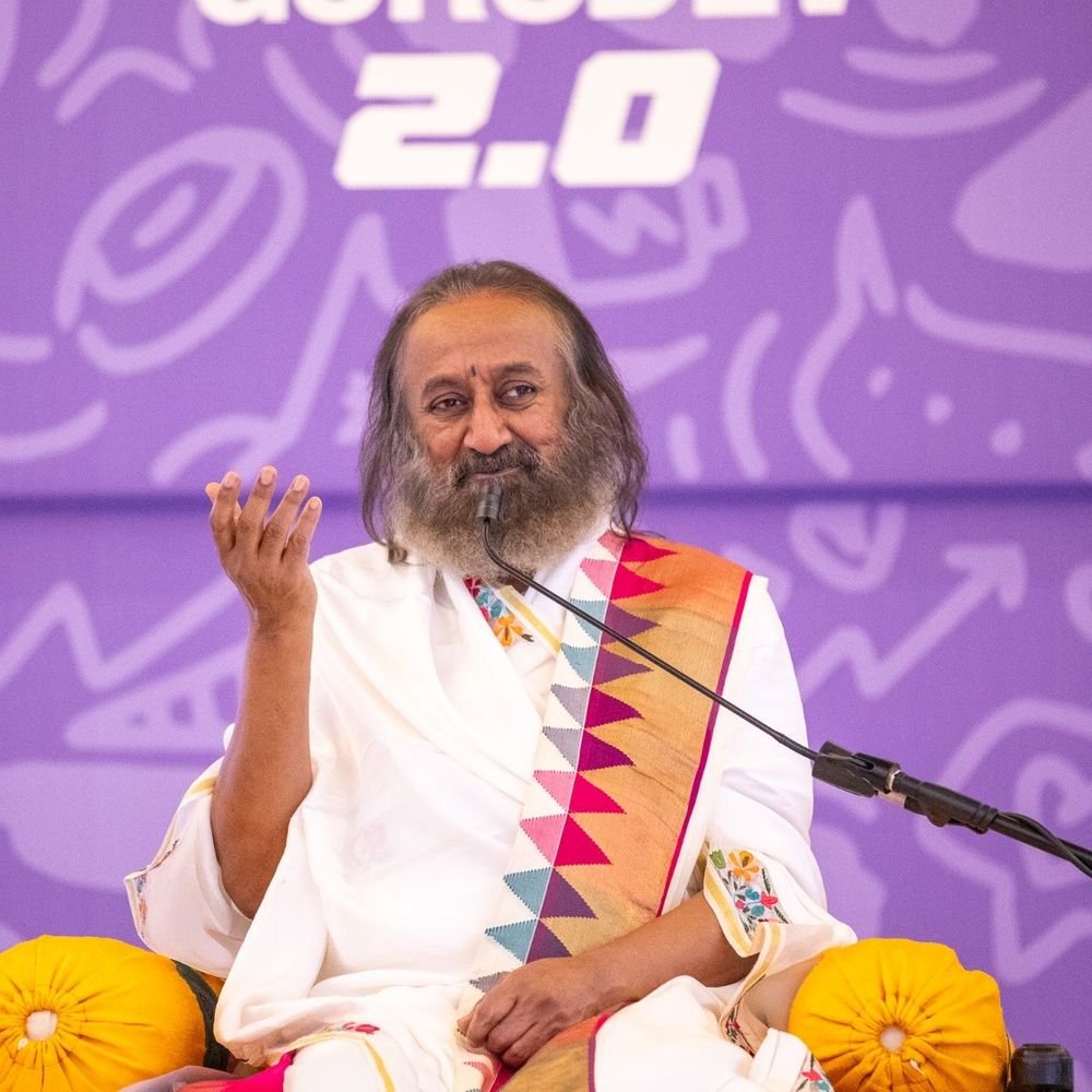 ध्यान और कौशल विकास का संदेश:बेंगलुरु में 2,000 युवाओं से संवाद, बोले- आप ट्रेंडसेटर बनिए