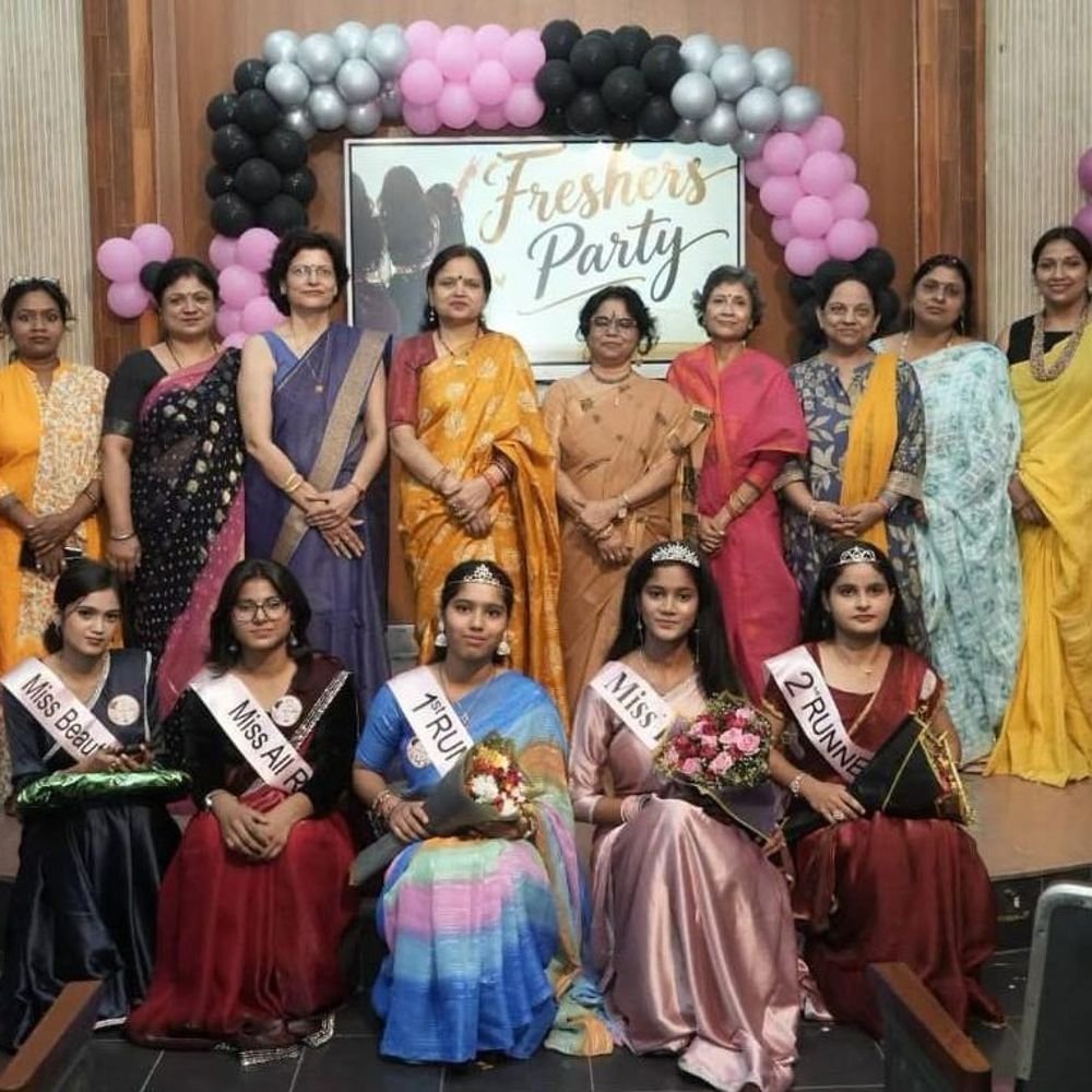 कन्या महाविद्यालय में बीए छात्राओं के लिए फ्रेशर पार्टी:लखनऊ में 45 छात्राओं ने रैंप वॉक किए, विजेता छात्राओं का ताज पहनाकर सम्मान