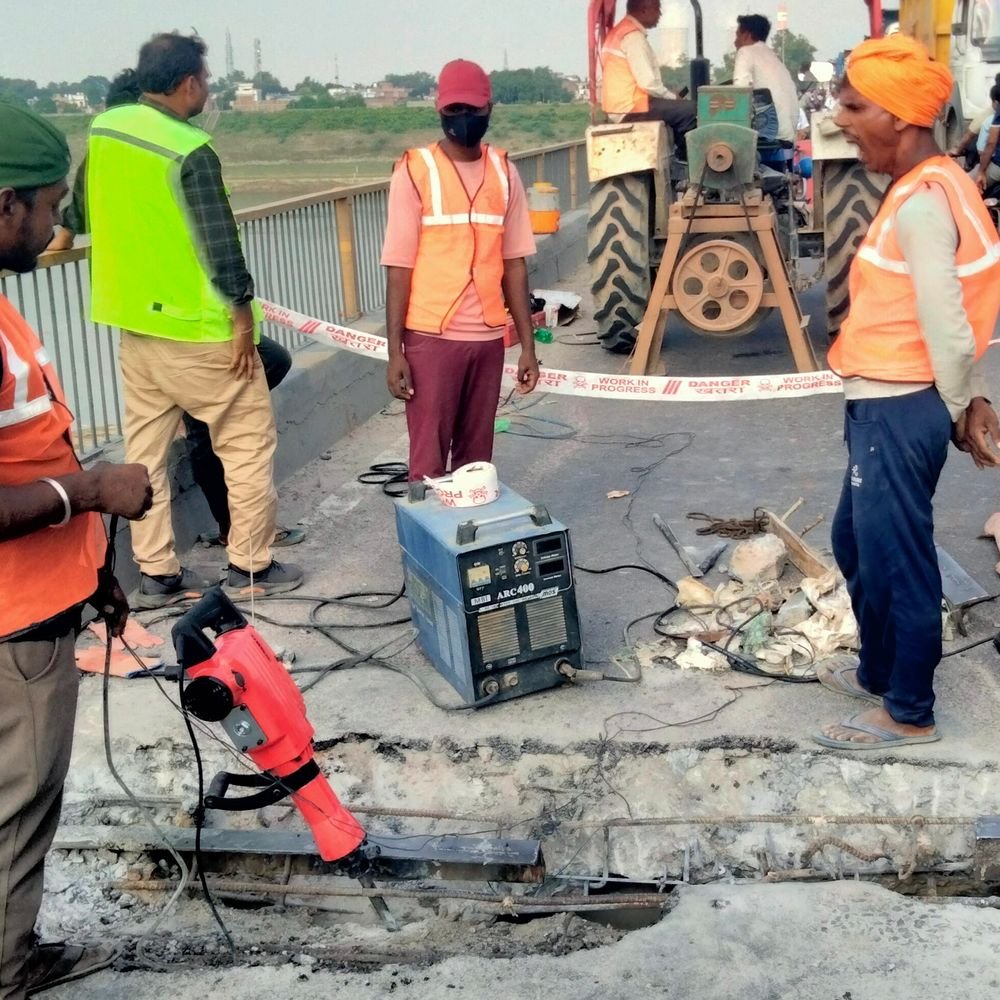 बेतवा पुल पर एक्सपेंशन जॉइंट की मरम्मत बनी चुनौती:ट्रैफिक के कारण लगा जाम, अब NHAI रात में काम करेगी