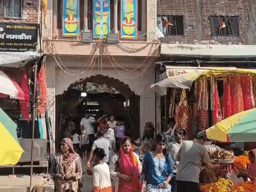 अलीगढ़ में नवमी की धूम, घर-घर कन्या पूजन:सुबह अष्टमी की पूजा के बाद किया नवमी पूजन, हवन और कन्या-लांगुर जिमाकर खोला व्रत; मंदिरों में उमड़ी भीड़