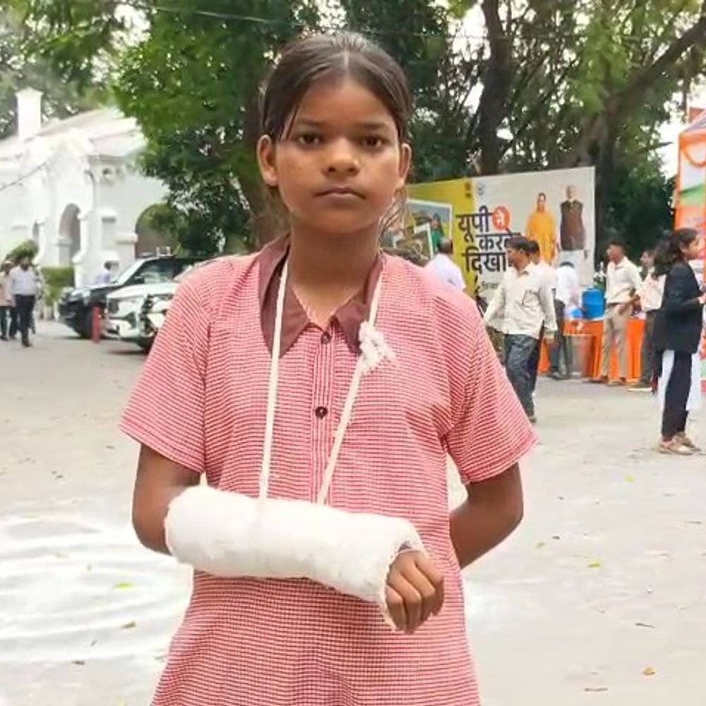 छात्रा को डंडा मारने पर शिक्षक पर FIR:5 अक्टूबर को मारा था, जांच के बाद कार्रवाई