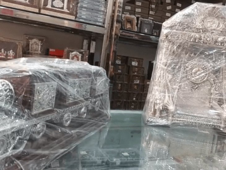दिवाली पर लक्ष्मीजी के लिए आया 4लाख का चांदी सिंहासन:चांदी की स्मार्ट वॉच और लूडो खूब आ रहा पसंद