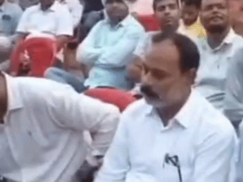 थप्पड़ कांड के बाद एकजुट हो रहे क्षत्रिय:बांसगांव में लगाई महापंचायत; अंशुमान सिंह को समर्थन दिया; आज बाजार बंद रखेंगे