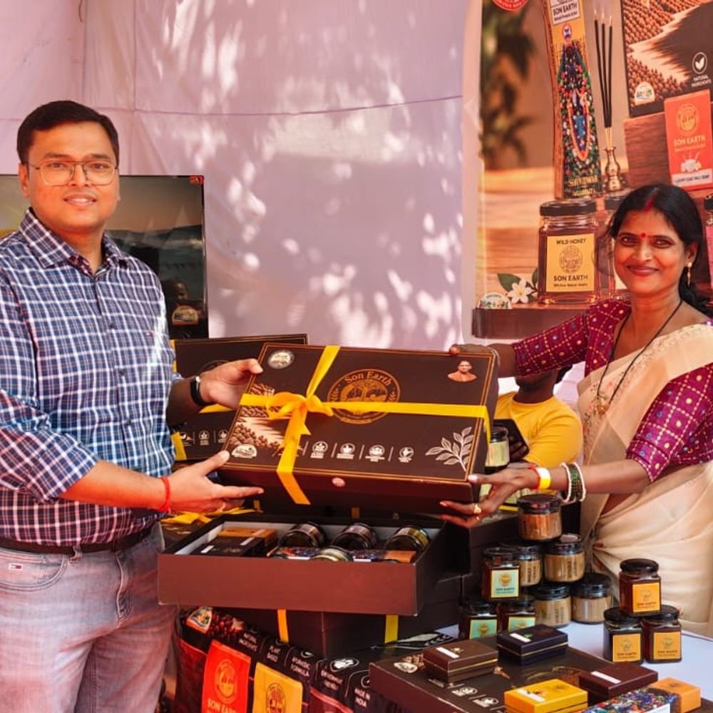 लखनऊ में बांटे गए सोनभद्र के उत्पादों से बने गिफ्ट:लखनऊ में 'सोन अर्थ' ब्रांड से ग्रामीण महिलाओं के उत्पादों को मिलेगी नई पहचान