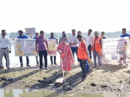 आगरा में यमुना घाट की सफाई को आगे बढ़े हाथ:लोगों को दिलाई जलस्त्रोतों को साफ रखने की शपथ