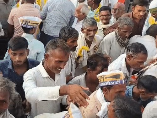 यूपी की बड़ी खबरें:बरेली में AAP की रैली में लंच पैकेट की लूट, धक्का-मुक्की में महिलाएं-बुजुर्ग गिरे