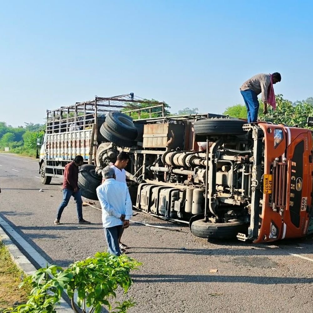 ललितपुर में हाईवे पर फल से भरा ट्रक पलटा:ब्रेक फेल होने से हुआ हादसा, आंध्र प्रदेश से कानपुर जा रहा था ट्रक, अंगूर-खरबूजे सड़क पर फैले