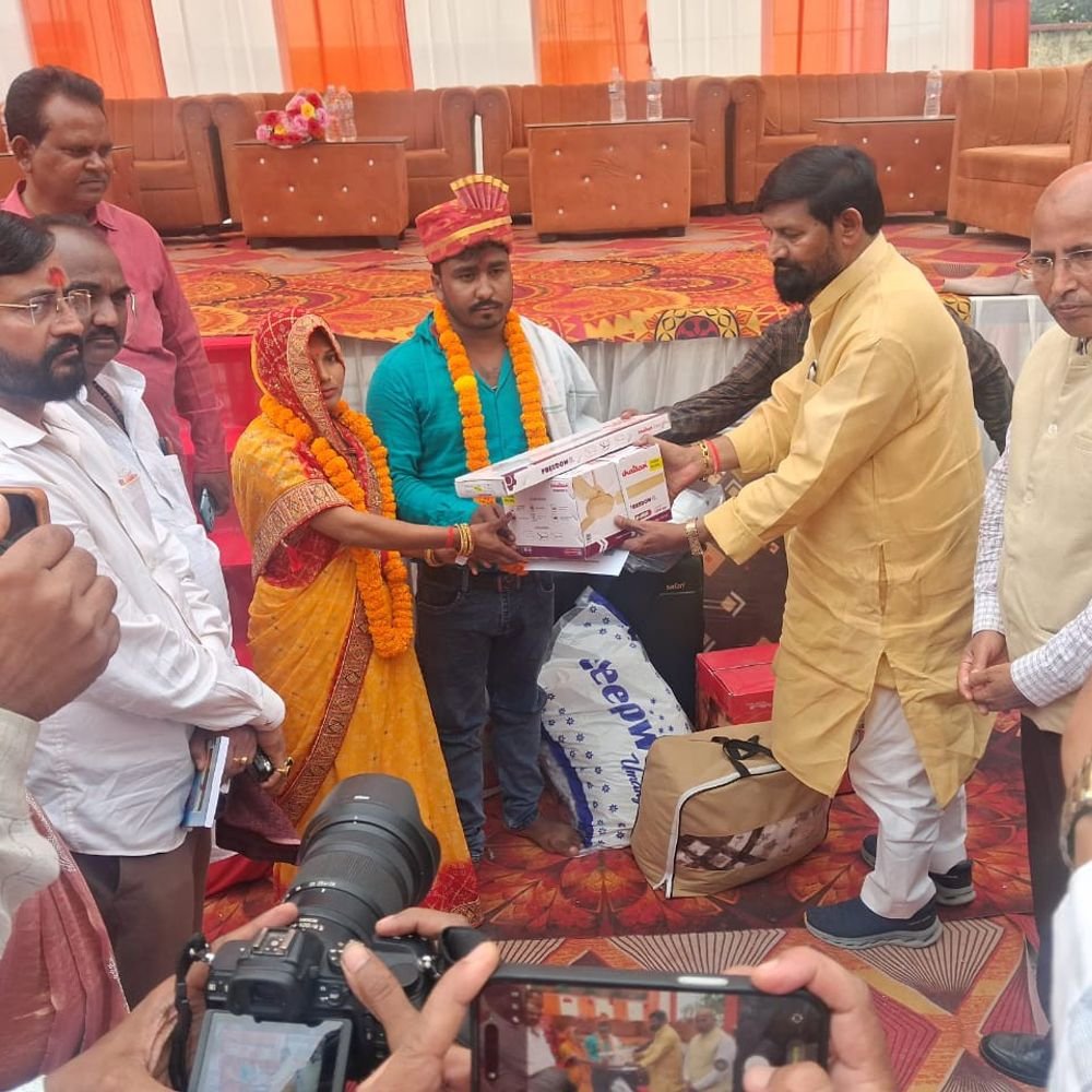 भदोही में 339 जोड़ों की शादी हुई:मुख्यमंत्री सामूहिक विवाह योजना के तहत 6 ब्लॉक और 5 नगर निकायों में कार्यक्रम हुआ