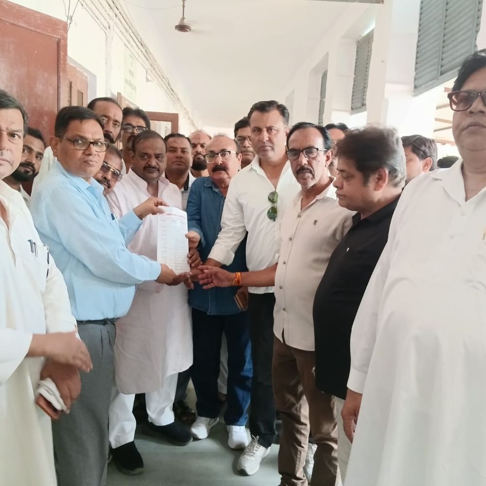 मंडी में धान क्रय केंद्र का विरोध:व्यापार मंडल ने नगर मजिस्ट्रेट को सौंपा ज्ञापन, अनाज मंडी में शिफ्ट करने की मांग