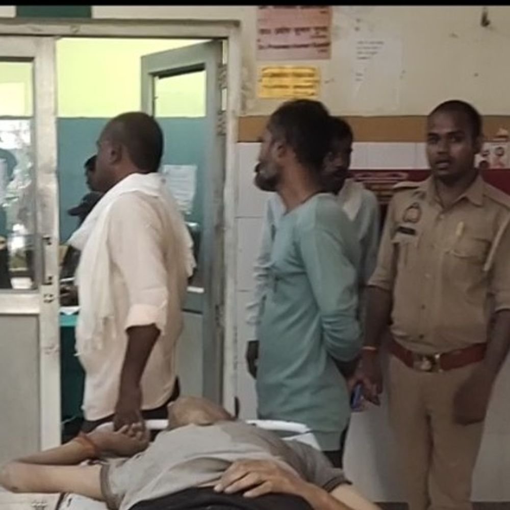 रिटायर्ड एयरफोर्स सार्जेंट शराब ठेके के पास बेसुध मिला:परिजन अस्पताल ले गए, डॉक्टरों ने मृत घोषित किया; मौत की वजह साफ नहीं