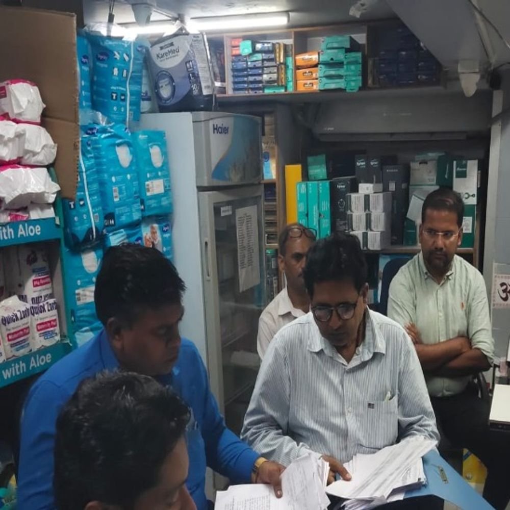 लखनऊ के अपोलो मेडिक्स की फार्मेसी सील:12 प्राइवेट अस्पतालों में छापेमारी, 38 दवाओं के सैंपल लिए; मेदांता में नहीं मिलीं सस्ती दवाएं