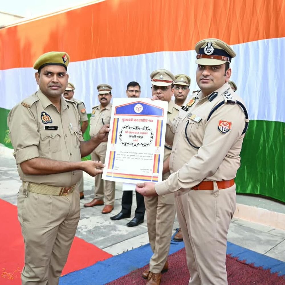 सीरियल किलर केस सुलझाने वाले दो सिपाही सम्मानित:गांधी जयंती पर मिला मुख्यमंत्री का प्रशस्ति पत्र और 25-25 हजार का पुरस्कार