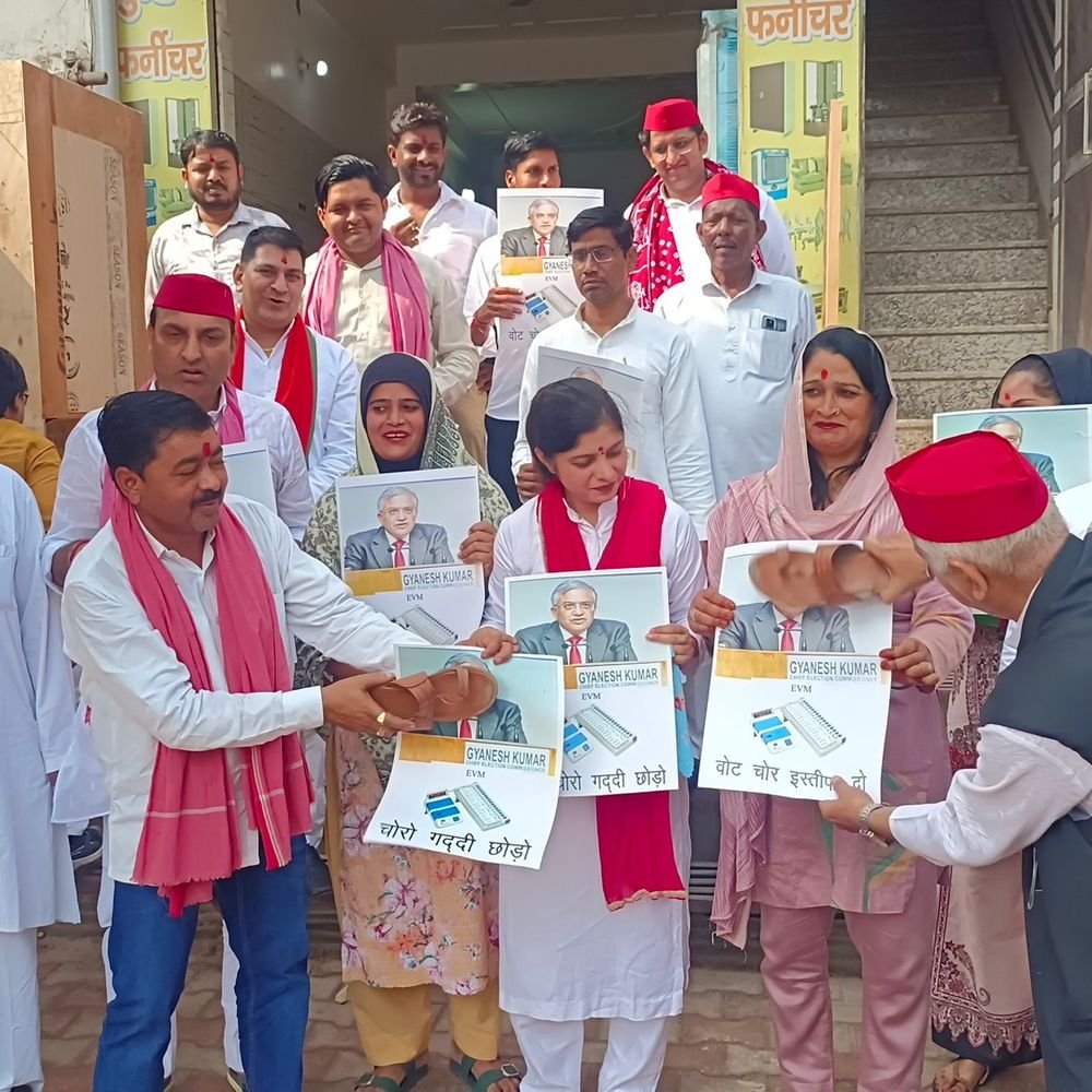 हापुड़ में सपा कार्यकर्ताओं ने चुनाव आयुक्त का पोस्टर जलाकर:आनंद गुर्जर बोले- पुलिस ने हाउस अरेस्ट किया, फिर भी दिल्ली जरूर पहुंचेंगे