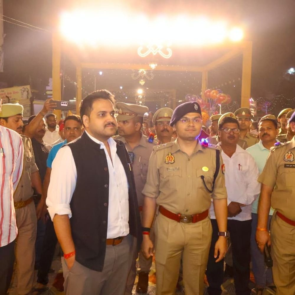 दुर्गा पूजा पंडालों में डीएम-एसपी ने सुरक्षा परखी:सीसीटीवी कैमरों और अग्निशमन उपकरणों की जांच, पुलिसकर्मियों को सतर्क रहने के निर्देश