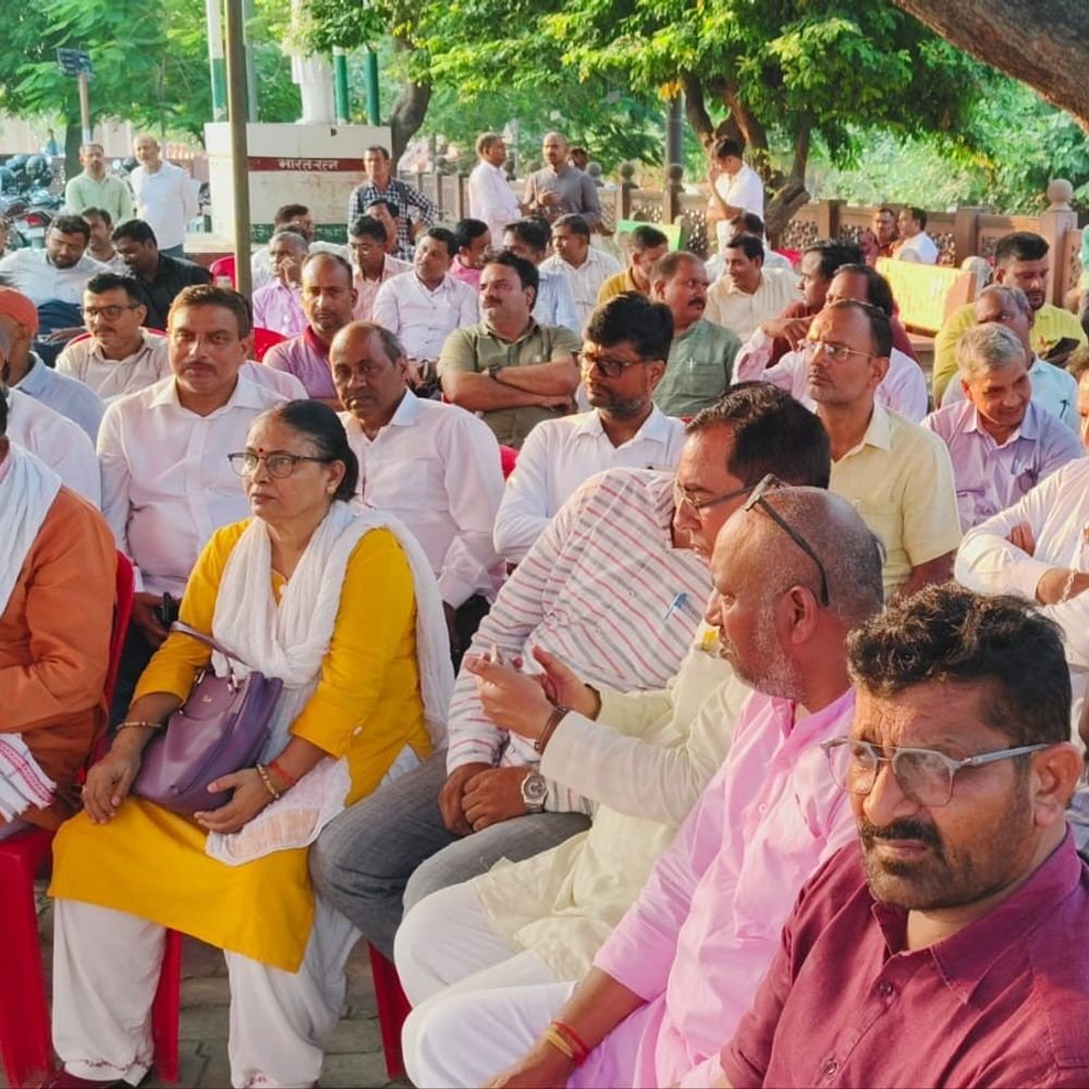 सुल्तानपुर शिक्षक दंपती हत्याकांड: शिक्षकों ने दी श्रद्धांजलि:सुल्तानपुर के तिकोनिया पार्क में शोक सभा, न्याय की रखी मांग; पुलिस बल तैनात