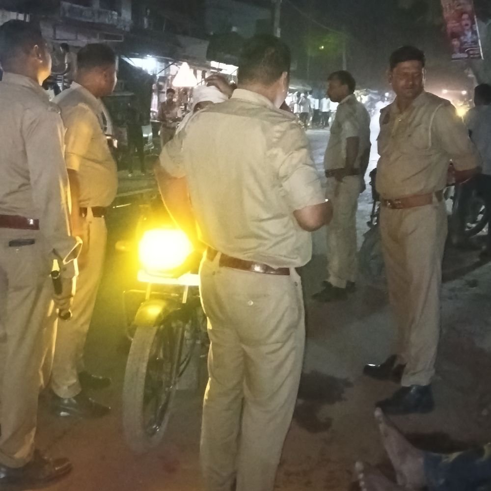 कनैली चौराहे पर युवक को शराब की बोतल धंसी:चौकी इंचार्ज ने सीएचसी सराय अकिल पहुंचाया, इलाज जारी