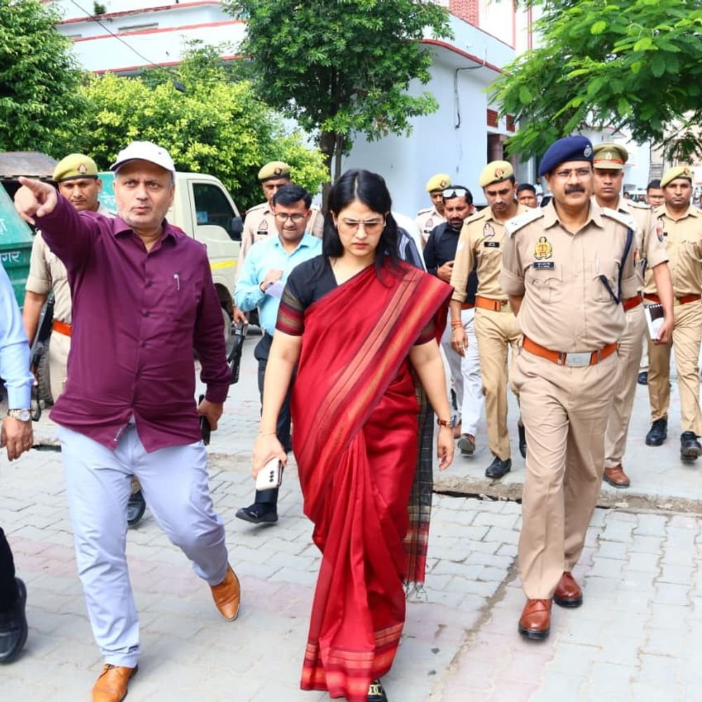 हापुड़ में एमएलसी चुनाव की तैयारी तेज:डीएम और एसपी ने मतदान केंद्रों का जायजा लिया, सुरक्षा पर जोर