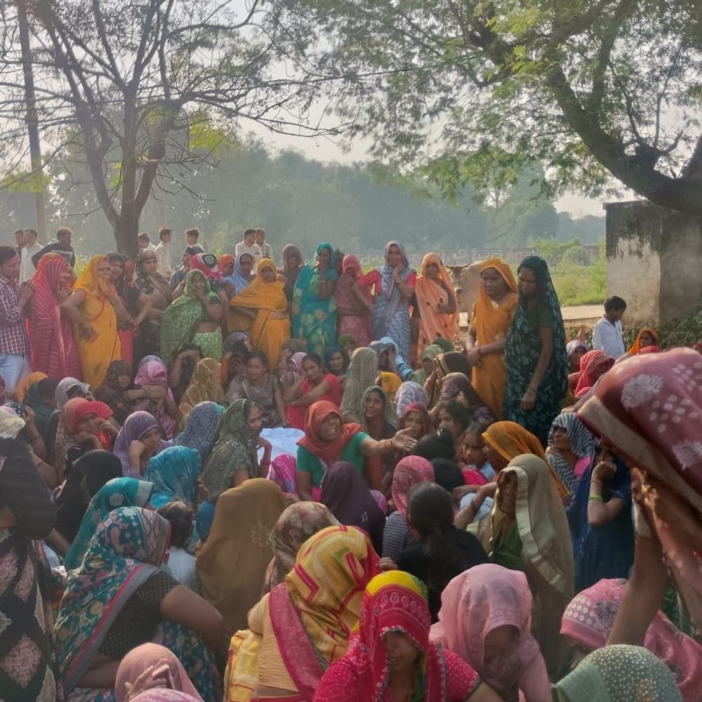 फिरोजाबाद में तीन बहनों की एक साथ उठी अर्थी:बेटियों का चेहरा देख मां बेहोश, बोली- बेटों को राखी कौन बांधेगा, कार ने 5 को रौंदा था