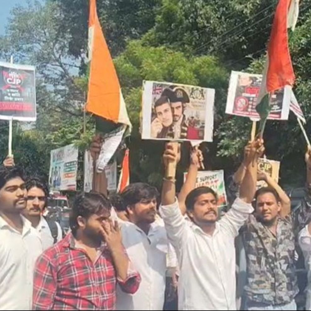 मेरठ में CJP के विरोध में कमिश्नरी पहुंचे छात्र:दिल्ली पुलिस के समर्थन में लगाए नारे, CJP और ध्रुव राठी पर युवाओं को गुमराह करने का लगाया आरोप