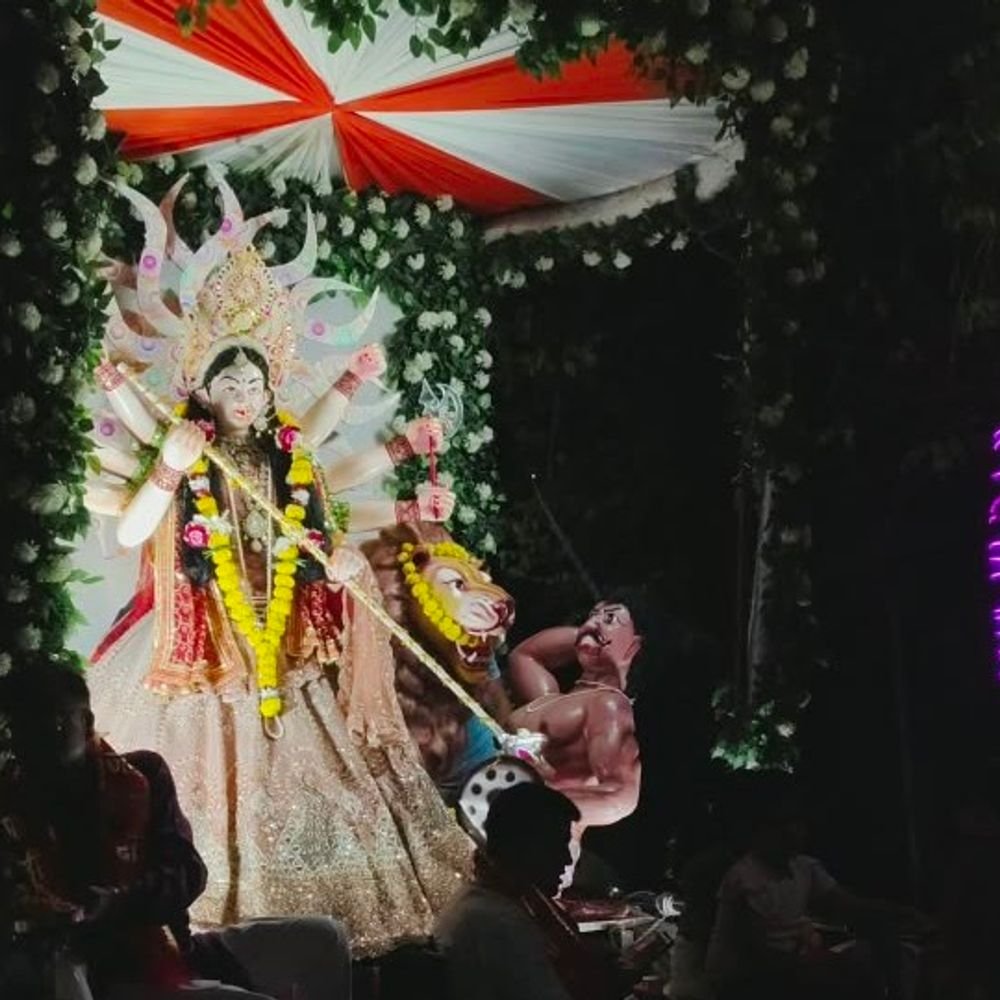 नगरा में धूमधाम से निकली नवरात्रि मूर्ति आगमन यात्रा:झाँसी के बाजार में बेधड़क पार्टी ने किया आयोजन, पुलिस बल रहा तैनात