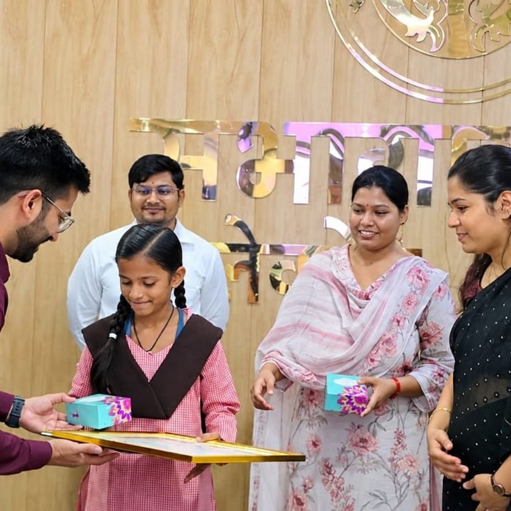 मुख्यमंत्री को धन्यवाद पत्र लिखने वाली 18 छात्राओं को सम्मान:डीएम-सीडीओ ने बांटे प्रशस्ति पत्र, स्टडी टेबल मिलने पर जताया था आभार