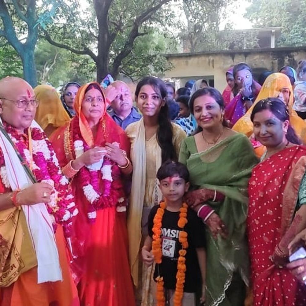 प्रतापगढ़ के श्रद्धालु गया जी रवाना:पिंडदान और पितृ तर्पण करेंगे, परिजन व ग्रामीणों ने माला पहनाकर दी विदाई
