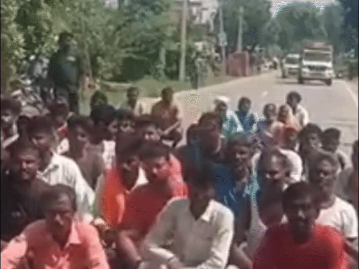 सड़क हादसे में घायल छात्र की ट्रॉमा सेंटर में मौत:आक्रोशित ग्रामीणों ने 2 घंटे तक हाईवे जाम किया, ब्रेकर बनाने की मांग