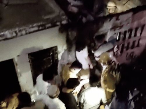 आगरा के लोहामंडी में सिलेंडर ब्लास्ट:मकान की छत उड़ी, खाना बनाते समय लगी आग, तीन लोग घायल