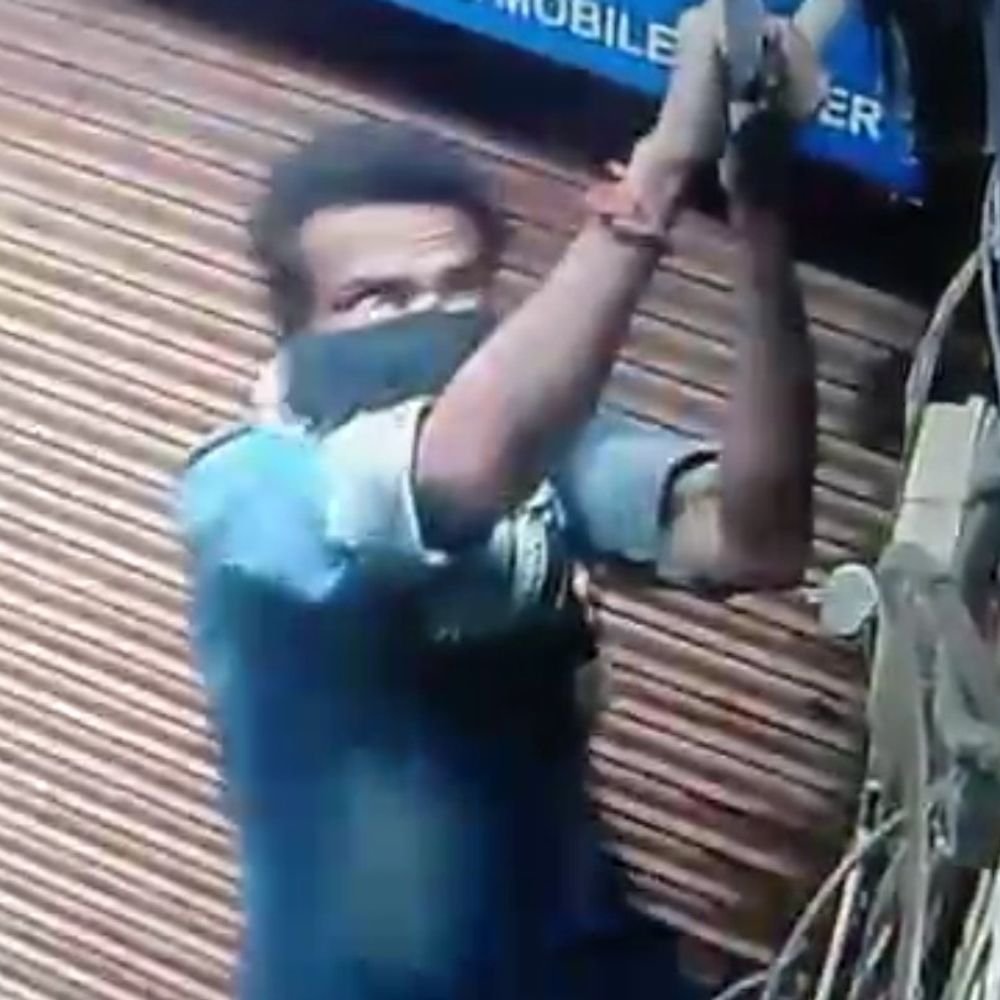 बहराइच में चोर AC बॉक्स खोलने में नाकाम, तार काटे:मोबाइल सेंटर में चोरी का प्रयास CCTV में कैद, मुंह पर कपड़ा बांधे दिखा चोर