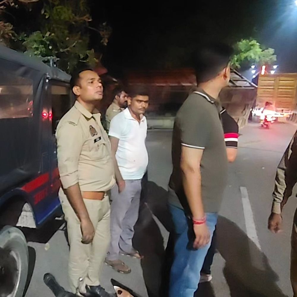 11 हजार वोल्ट के खंभे से टकराकर लोडेड कंटेनर पलटा:बाराबंकी में बड़ा हादसा टला, चालक हिरासत में