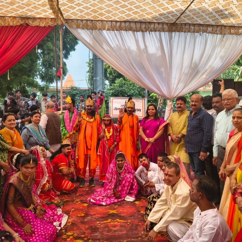दशहरा मेले में रामलीला:रामजन्म से लेकर रावण वध और राजतिलक का मंचन किया; हैंडमेड प्रोडक्ट के स्टॉल सजाए