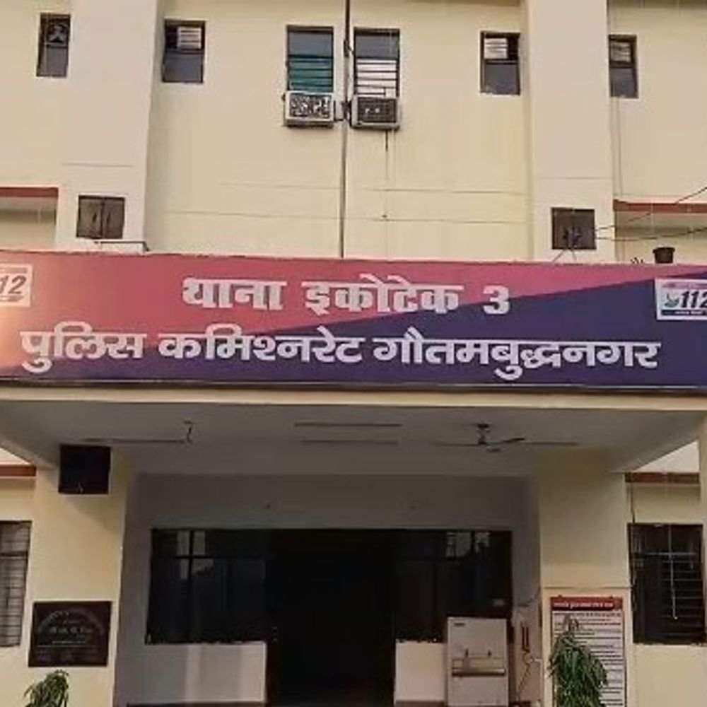 ग्रेटर नोएडा में 12 साल के बच्चे का शव मिला:बाथरूम में लटका हुआ था, परिजन ने हत्या की आशंका जताई