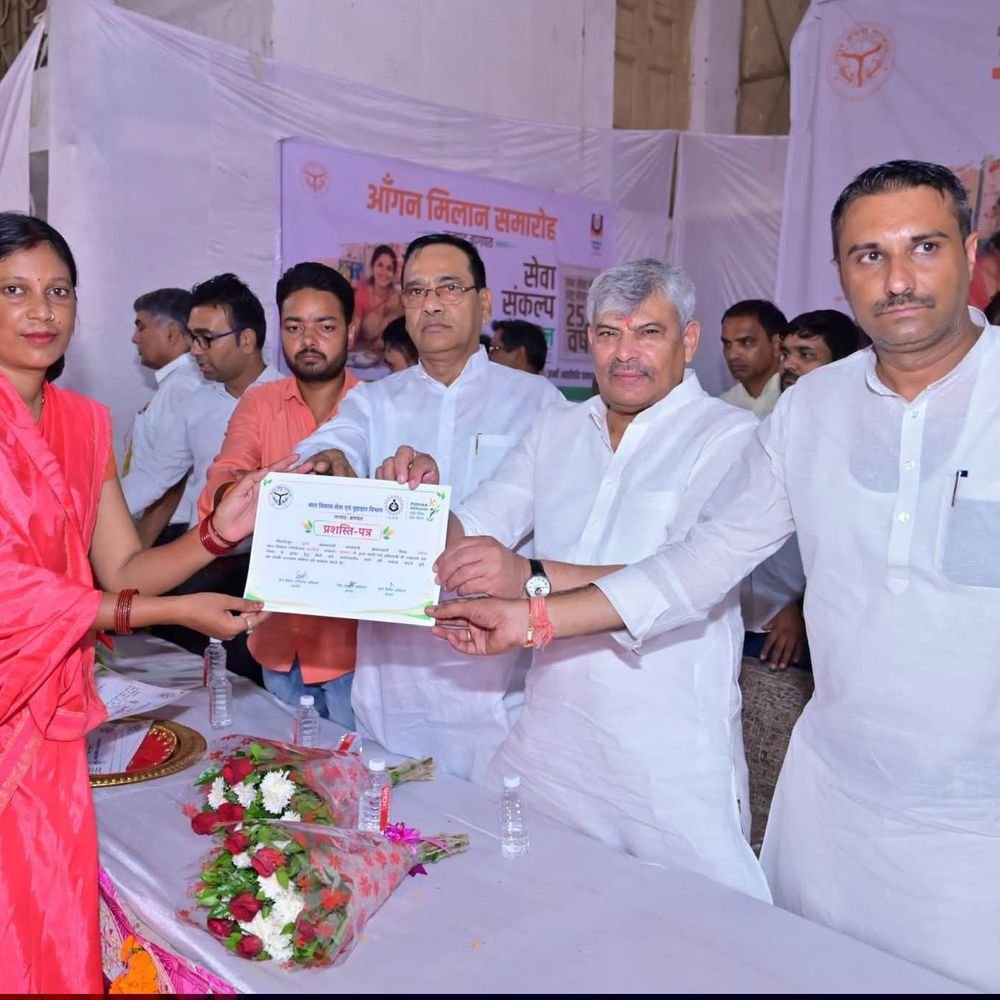 बागपत में आंगनवाड़ी कार्यकत्रियों को मिले नियुक्ति पत्र:सेवा संकल्प अभियान में उत्कृष्ट कार्य करने वाली कार्यकत्रियों का सम्मान