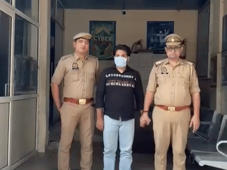 नोएडा में साइबर ठगो को खाता देने वाला गिरफ्तार:खाते में आए थे 2.15 लाख रुपये, बदले में मिले 50 हजार रुपये, पुलिस कर रही जांच