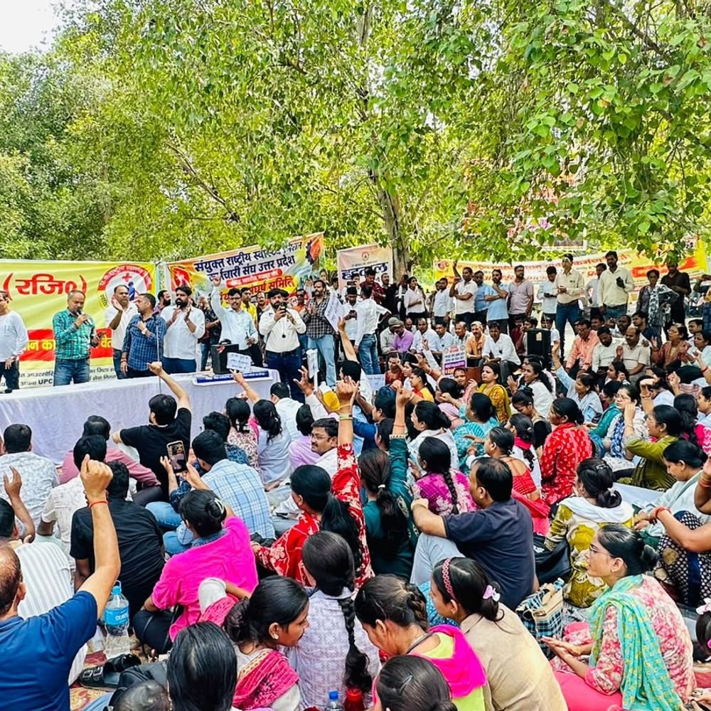 एनएचएम धरने से स्वास्थ्य सेवाएं प्रभावित:आगरा में संविदा कर्मचारियों के धरने से मरीज परेशान