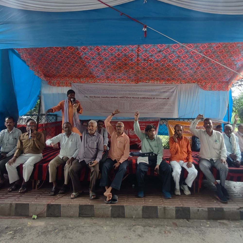6साल से पेंशन नहीं मिली परिवार भुखमरी कि कगार पर:जल निगम मुख्यालय पर पूर्व कर्मचारियों का प्रदर्शन ,पेंशन और आश्रित नियुक्ति न मिलने पर भड़के, युवक बोला-आत्मदाह के अलावा कोई विकल्प नहीं